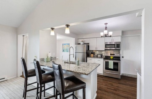 Williamson House | Lake Ontario Beauty! Sleeps 4!