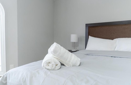 Bendale House | Lake Ontario Stylish Family-friendly House