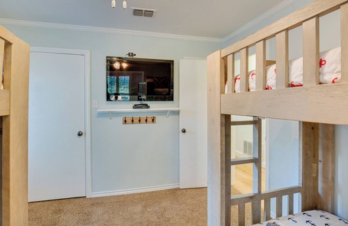 Flint House | Lake Palestine Home: Private Hot Tub & Boat Dock!