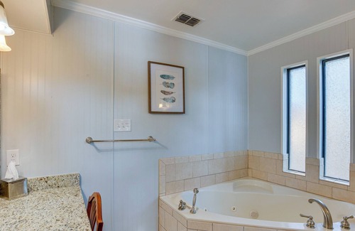 Flint House | Lake Palestine Home: Private Hot Tub & Boat Dock!