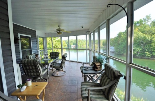 Dadeville House | Lake Room in Paradise Bed and Breakfast by Lake Martin