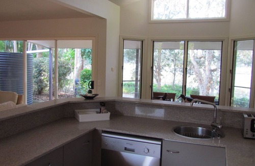 Emerald Beach House | Lake Russell Lakeside Retreat- McCubbin Cottage