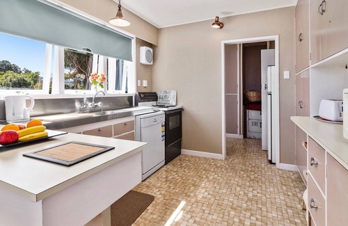 Hannahs Bay Cottage | Lake Shores Cottage - Hannahs Bay Holiday Home