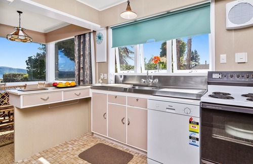 Hannahs Bay Cottage | Lake Shores Cottage - Hannahs Bay Holiday Home