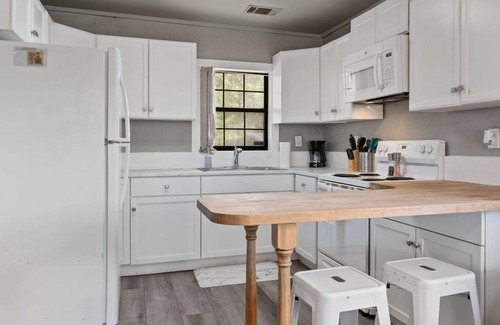 Leander Cabin | Lake Travis 2BR #8 : Free waterpark+walk to lake