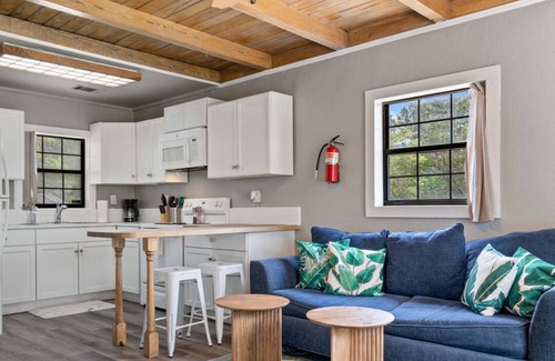 Leander Cabin | Lake Travis 2BR #8 : Free waterpark+walk to lake