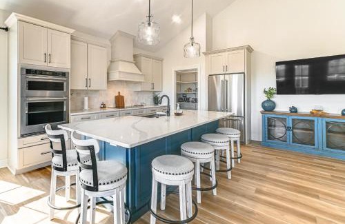 Grand Rivers House | Lake View and Deck Group Getaway in Grand Rivers!