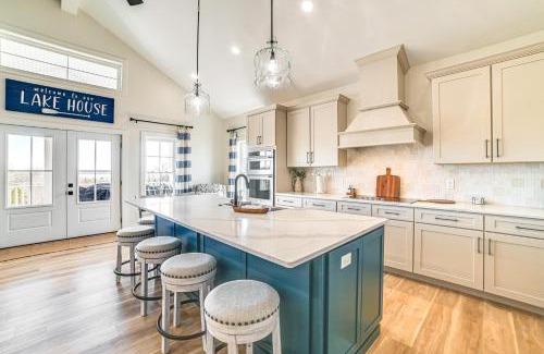 Grand Rivers House | Lake View and Deck Group Getaway in Grand Rivers!