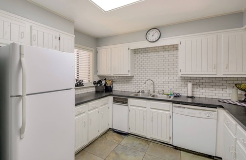 Mid America Condo | Lake-View Balcony: Sunny Hot Springs Condo!