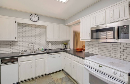 Mid America Condo | Lake-View Balcony: Sunny Hot Springs Condo!