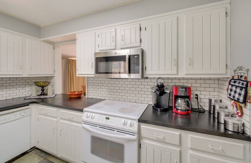 Mid America Condo | Lake-View Balcony: Sunny Hot Springs Condo!