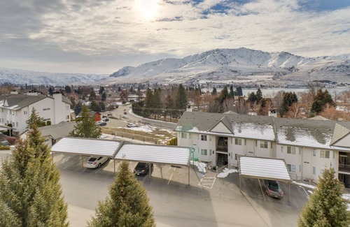 Chelan Condo | Lake-view condo with pool & hot tub - across street from lake access