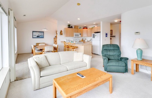 Chelan Condo | Lake-view condo with pool & hot tub - across street from lake access
