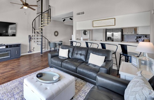 April Sound Condo | Lake-View Condo with Balcony, Pool, Lake Access, and Fully Equipped Kitchen—Perfect Getaway Spot!