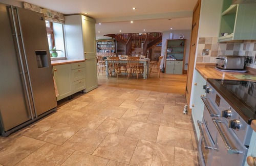Market Drayton Cottage | LAKE VIEW COTTAGE, family friendly, with a garden in Market Drayton