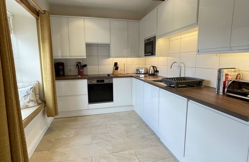 Thornthwaite Cottage | Lake View Cottage - an apartment that sleeps 4 guests in 2 bedrooms