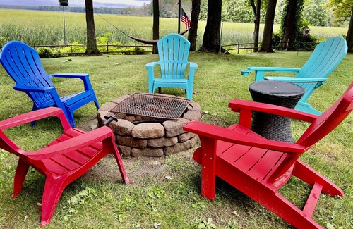 Sackets Harbor Cottage | Lake View Cozy Stays for Every Adventure, Live Like a Local,Next 2 Fishing Site.