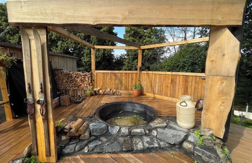 Horni Podluzi Cabin | Lake view Dome Sleeps 6 -Hot tub -Fireplace