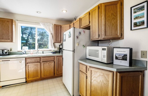 Rockaway Beach House | Lake view getaway steps from beach with WiFi & private washer/dryer - dogs ok