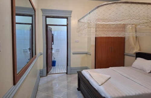Kalangala Hotel | Lake View Hotel Gardens