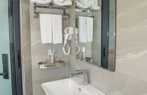 Thuy Khue Hotel | Lake View Hotel