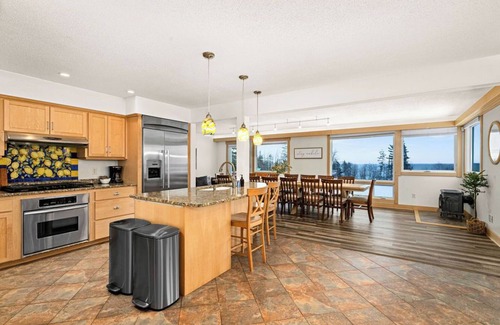 French River House | Lake View Luxury Retreat/10mins to Duluth/85" Home Theater/Heated Game Room/Fire pit