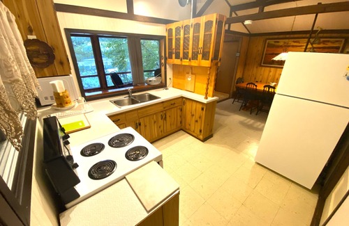 Lac-Saint-Paul Cottage | Lake View Paradise with 3 Bedrooms, Getaway!