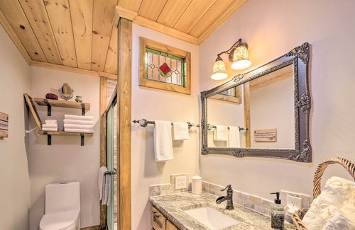 Sand Springs House | Lake-View Sand Springs Haven: Outdoor Shower!