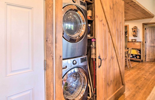 Sand Springs House | Lake-View Sand Springs Haven: Outdoor Shower!