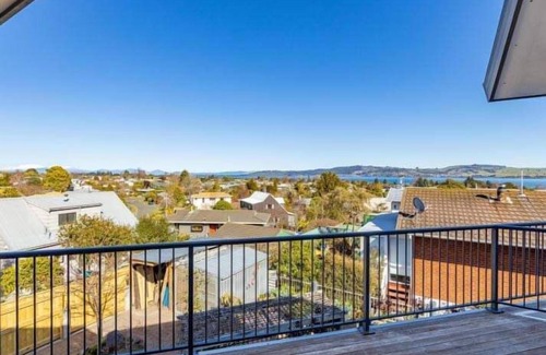 Richmond Heights House | Lake Views! 5min Drive to Town *No Service Fee*