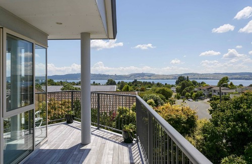 Richmond Heights House | Lake Views! 5min Drive to Town *No Service Fee*