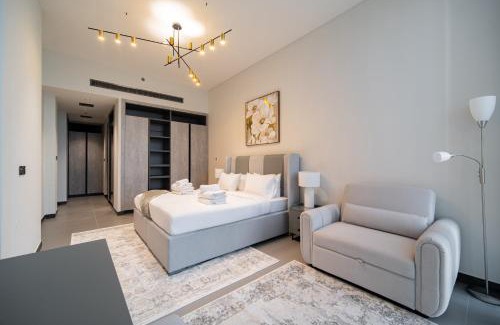 Jumeirah Lake Towers Apartment | Lake Views on 29Fl - JLT 1BR Near Metro & FREE Baby Gear