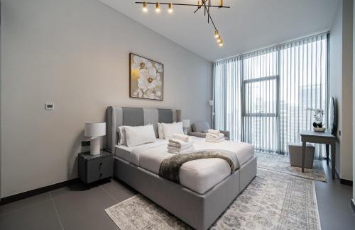 Jumeirah Lake Towers Apartment | Lake Views on 29Fl - JLT 1BR Near Metro & FREE Baby Gear