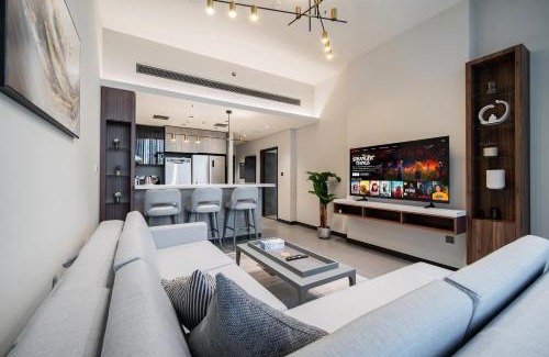 Jumeirah Lake Towers Apartment | Lake Views on 29Fl - JLT 1BR Near Metro & FREE Baby Gear