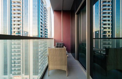 Jumeirah Lake Towers Apartment | Lake Views on 29Fl - JLT 1BR Near Metro & FREE Baby Gear