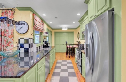 Twin Oaks Villa | Lake Village Cottage 18