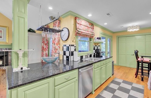 Twin Oaks Villa | Lake Village Cottage 18