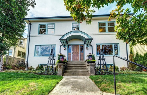 Seattle Metro Area House | Lake Washington Views in Stunningly Renovated Home!