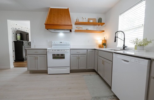 Syracuse House | Lake Wawasee FROG House, Surround Sound & Bikes