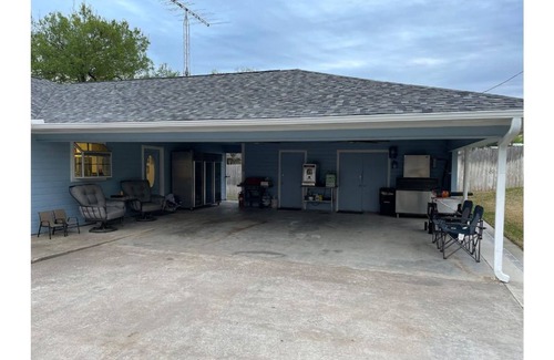 Laguna Park House | Lake Whitney Blue House Large Group Getaway Sleeps 20 (Lake access)