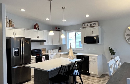 Winnipeg Beach Cabin | 🇨🇦 Lake Winnipeg Fishing All-Seasonal Retreat