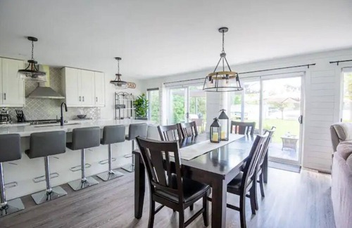 Bobcaygeon House | Lakebreeze Estate, 5 Bedrm, 3 Bath Lux Lakehousen