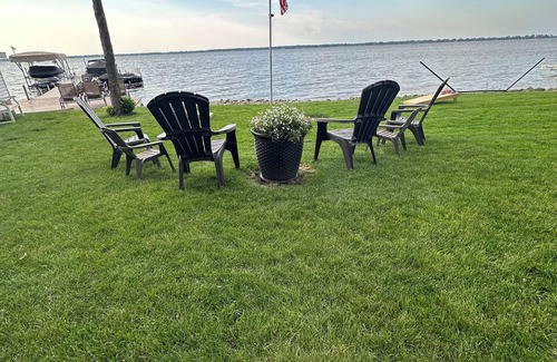 Butte Des Morts House | Lakefront 2-bed house in Oshkosh with dock!