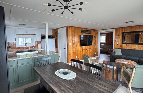 Paris Cottage | Lakefront 2 Bedroom Cottage Getaway on Chippewa Lake, Michigan
