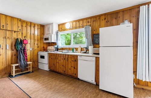 Harcourt Cottage | Lakefront 3 Bedroom Cottage - sleeps 6
