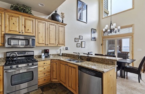 Huntsville Condo | Lakefront 3 Bedroom Condo with Private Hot Tub