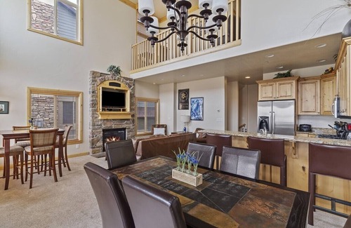 Huntsville Condo | Lakefront 3 Bedroom Condo with Private Hot Tub