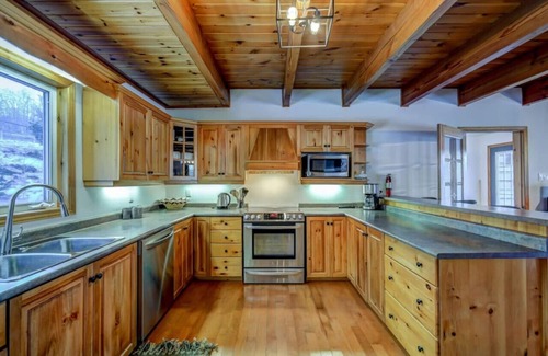 Algonquin Highlands Ski Chalet | Lakefront, 4000sq/f, Gym, Beach, Hot Tub, Sauna