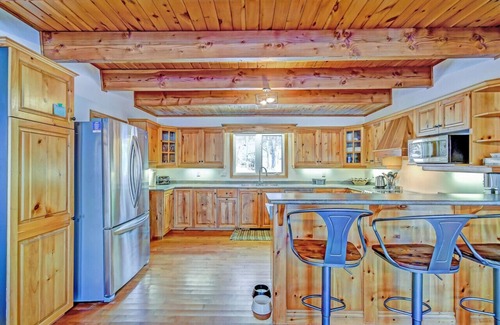 Algonquin Highlands Ski Chalet | Lakefront, 4000sq/f, Gym, Beach, Hot Tub, Sauna
