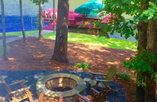 Reynolds Landing House | Lakefront Artsy/Spacious Reynolds Farm House w/Fire Pit (Kayak & SUPs incl.)